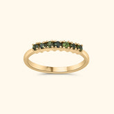 Gold plated aanschuifring met meerdere kleine groene toermalijnstenen op een rij

